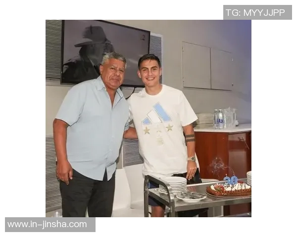 韦斯利进球后致敬迪巴拉面具庆祝赛后社媒互动引发热议