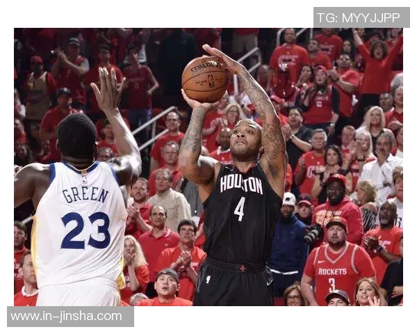 米西半场表现抢眼7投3中贡献6分10板其中4个前场板展现拼搏精神